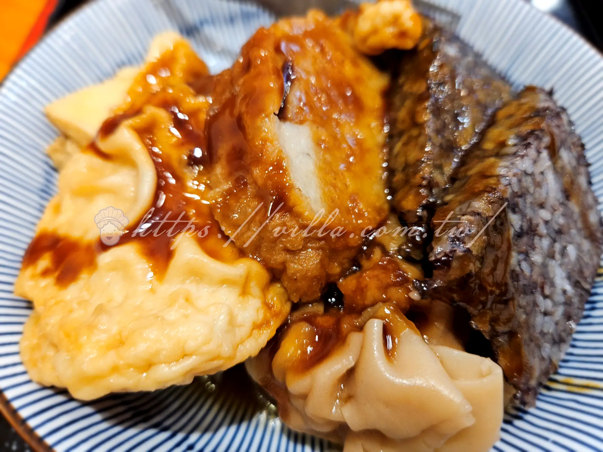 金島台式甜不辣，魚漿甜不辣、豬血糕和油豆腐淋上深色醬汁