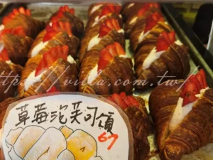 台灣番薯草莓泡芙可頌，整盤夾滿草莓切片與奶餡