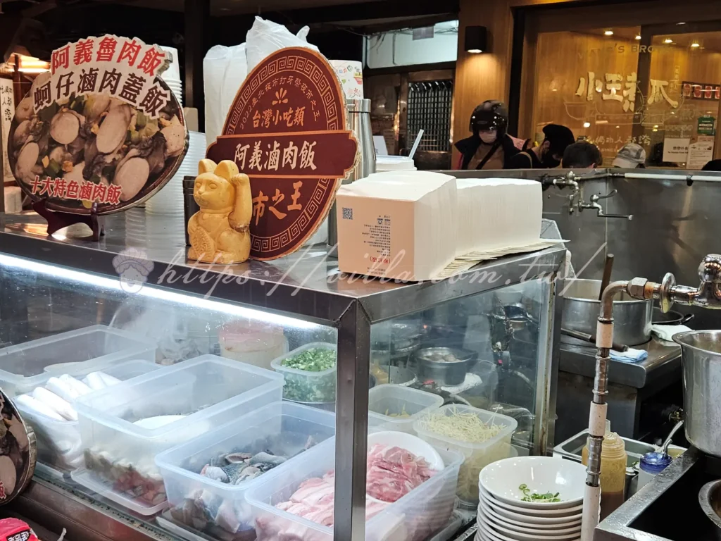 萬華阿義魯肉飯|鮮蚵蓋飯浮誇系海陸雙拼