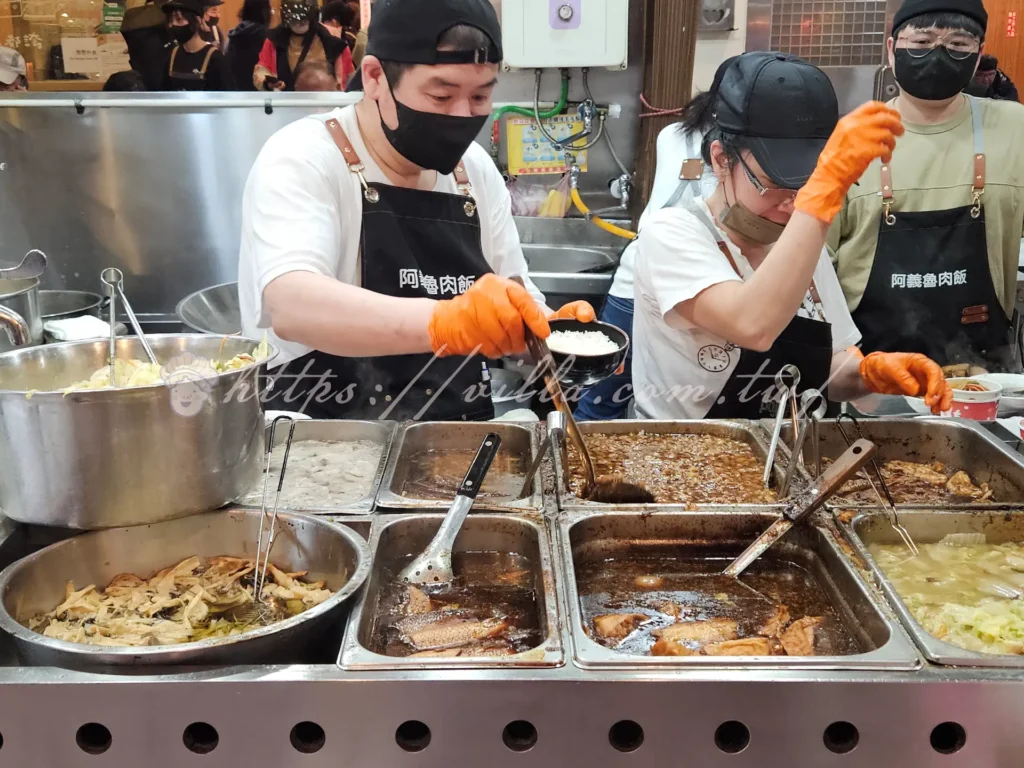 萬華阿義魯肉飯|鮮蚵蓋飯浮誇系海陸雙拼