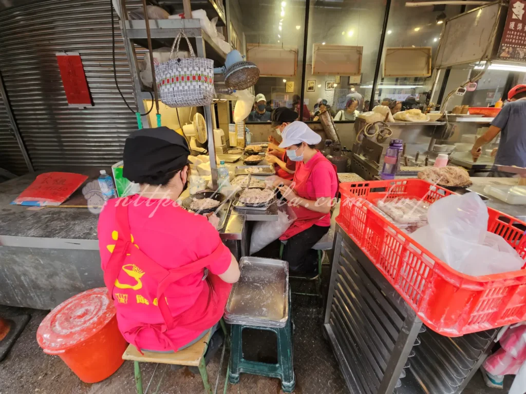 板橋黃石市場老曹餛飩怎麼去|全台唯一噶瑪蘭黑豚餛飩飄香七十年