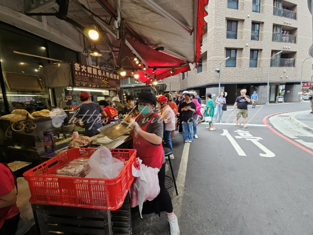 板橋黃石市場老曹餛飩怎麼去|全台唯一噶瑪蘭黑豚餛飩飄香七十年