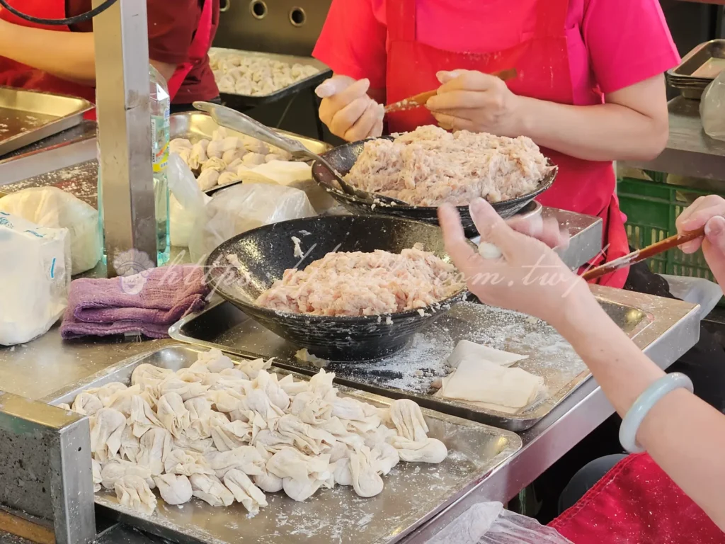 板橋黃石市場老曹餛飩怎麼去|全台唯一噶瑪蘭黑豚餛飩飄香七十年
