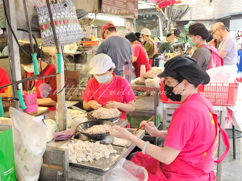 板橋黃石市場老曹餛飩怎麼去|全台唯一噶瑪蘭黑豚餛飩飄香七十年