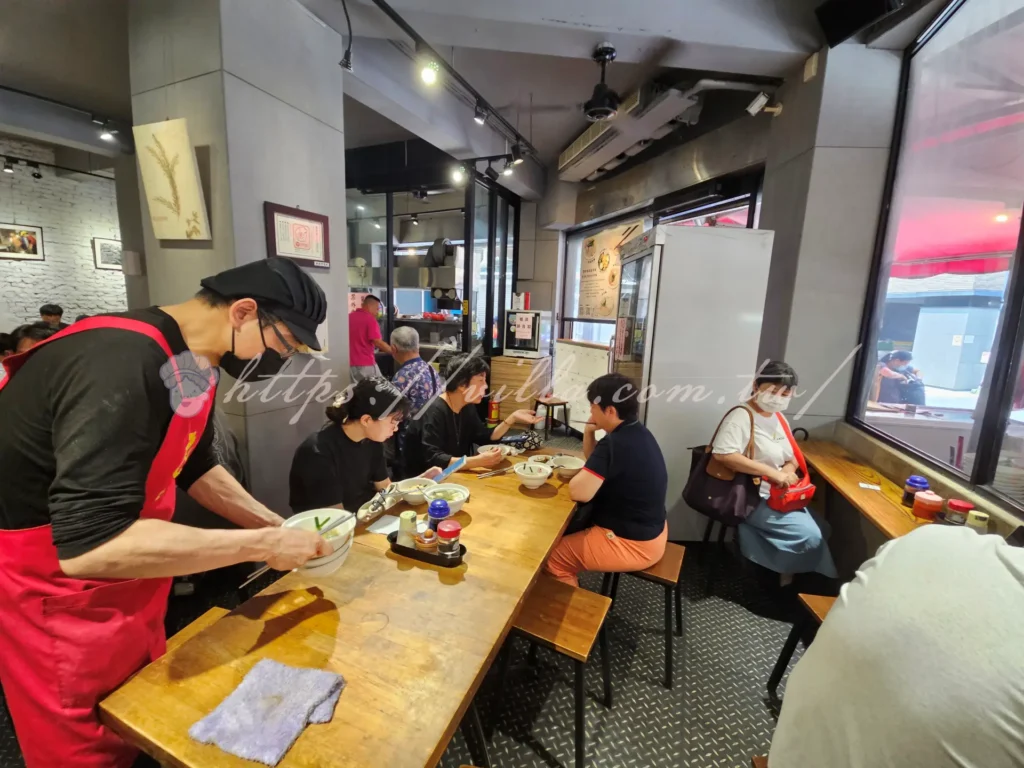 板橋黃石市場老曹餛飩怎麼去|全台唯一噶瑪蘭黑豚餛飩飄香七十年