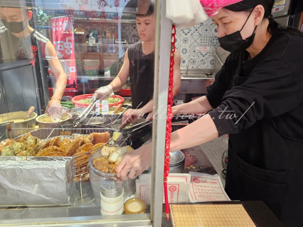 蔡記古早味蚵嗲|迪化街人氣巷弄炸物,現炸酥脆蚵仔肥美