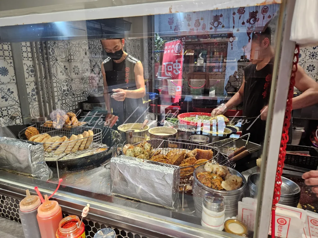 蔡記古早味蚵嗲|迪化街人氣巷弄炸物,現炸酥脆蚵仔肥美