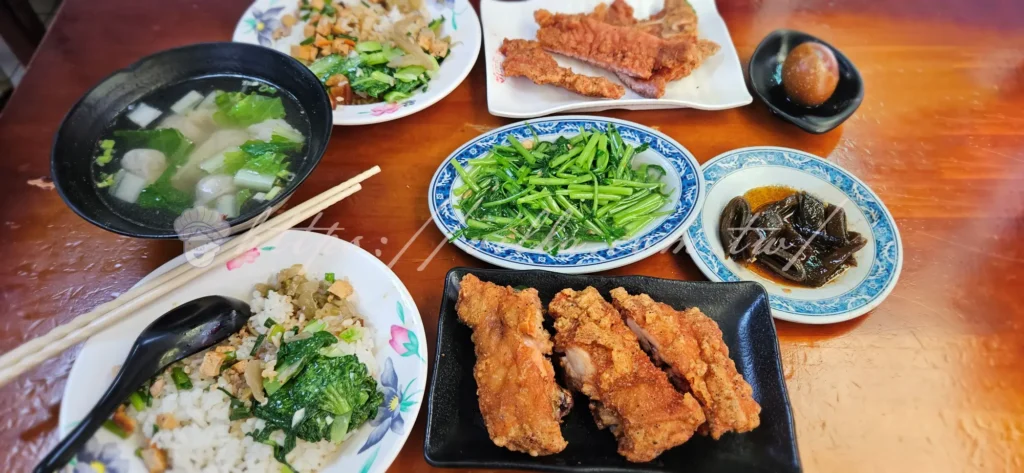 西門町美食、西門町排骨飯、西門町雞腿飯、金滿園、西門町老店、西門町炸物推薦、炸排骨、炸雞腿、台北排骨飯、台北雞腿飯、台北老字號便當、台北炸物、Ximending food、Taipei pork chop rice、Taipei fried chicken leg、Jin Man Yuan、Ximending restaurant、Taipei street food、Taiwanese lunchbox、Taipei local food、best pork chop Taipei、fried chicken Taipei