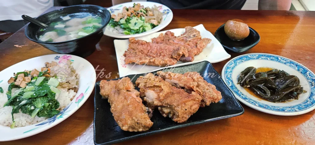 西門町美食、西門町排骨飯、西門町雞腿飯、金滿園、西門町老店、西門町炸物推薦、炸排骨、炸雞腿、台北排骨飯、台北雞腿飯、台北老字號便當、台北炸物、Ximending food、Taipei pork chop rice、Taipei fried chicken leg、Jin Man Yuan、Ximending restaurant、Taipei street food、Taiwanese lunchbox、Taipei local food、best pork chop Taipei、fried chicken Taipei