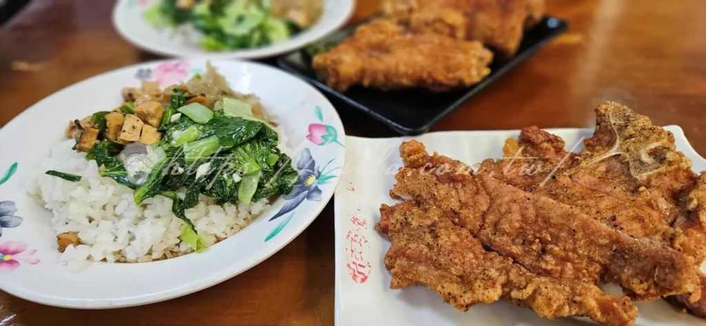 西門町美食、西門町排骨飯、西門町雞腿飯、金滿園、西門町老店、西門町炸物推薦、炸排骨、炸雞腿、台北排骨飯、台北雞腿飯、台北老字號便當、台北炸物、Ximending food、Taipei pork chop rice、Taipei fried chicken leg、Jin Man Yuan、Ximending restaurant、Taipei street food、Taiwanese lunchbox、Taipei local food、best pork chop Taipei、fried chicken Taipei