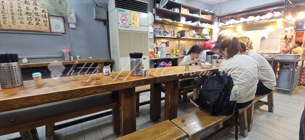 魚丸伯仔店面不大,但乾乾淨淨、座位不擠,一走進去就是一股古早味。