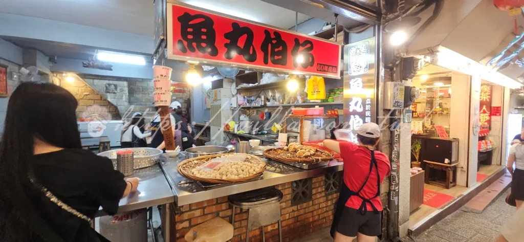 來九份老街吃什麼?除了芋圓、草仔粿,你絕對不能錯過這間超人氣的【九份魚丸伯仔】!