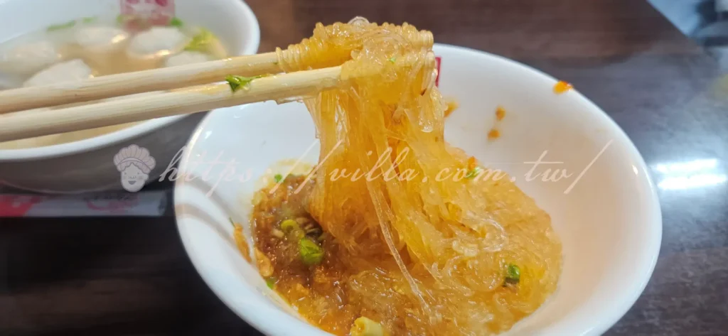 乾冬粉是魚丸伯仔的靈魂之一,端上桌時,冬粉淋著店家特製的紅色辣醬和醬油膏,撒上清爽的芹菜末,視覺和嗅覺都先被勾引!
