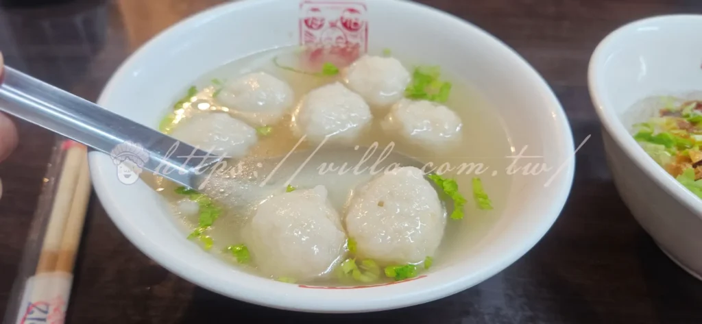魚丸湯是來九份魚丸伯仔絕不能錯過的招牌!一碗湯裡有7顆手工魚丸,顆顆白嫩Q彈,咬下去滿是魚漿的鮮甜,魚丸好Q的口感讓人驚豔。