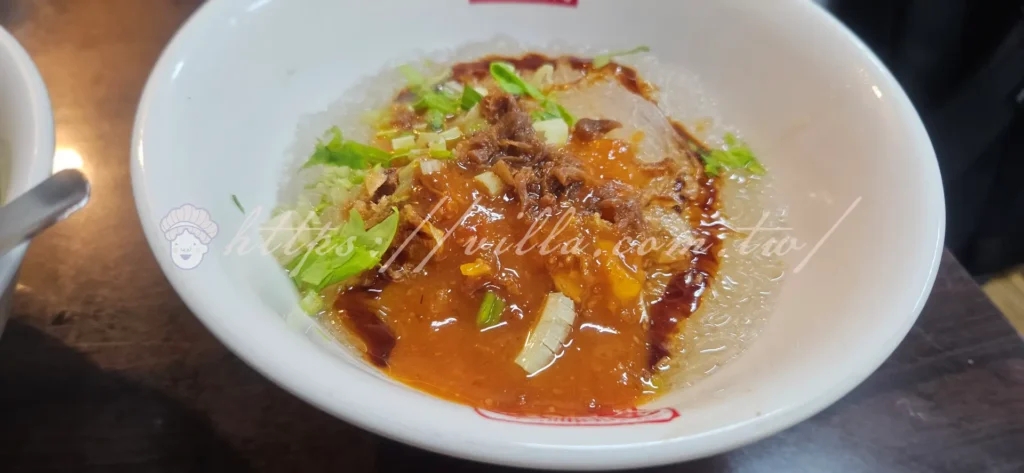 乾冬粉是魚丸伯仔的靈魂之一,端上桌時,冬粉淋著店家特製的紅色辣醬和醬油膏,撒上清爽的芹菜末,視覺和嗅覺都先被勾引!
