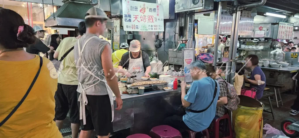 基隆廟口夜市_王記天婦羅是基隆夜市的招牌小吃,標榜已有75年歷史老店