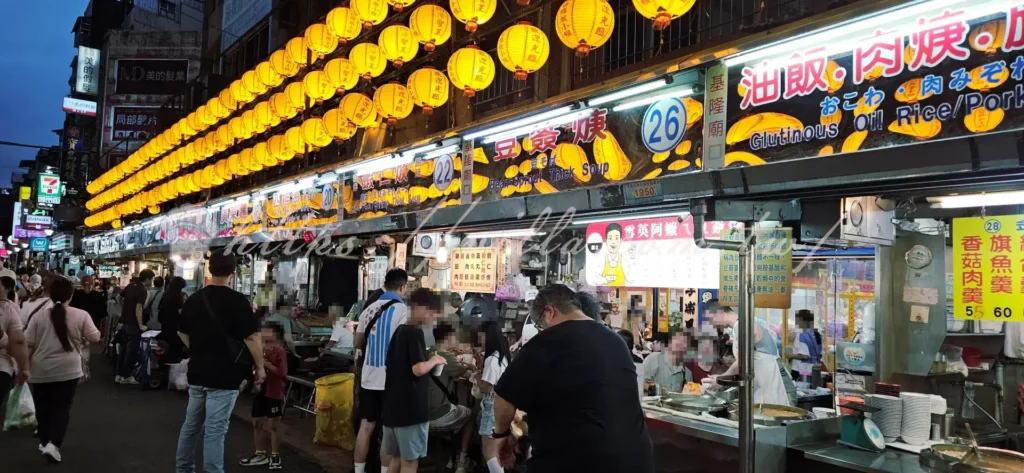 Keelung Night Market、things to do in Keelung、Keelung Taiwan food、Keelung street food、what to eat in Keelung、Keelung food night market、Taiwan night market near Taipei、Keelung must eat、Keelung night market guide、Keelung seafood night market