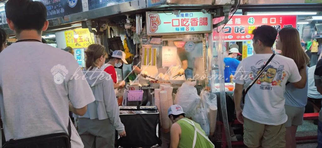 基隆廟口夜市_世盛一口吃香腸是基隆夜市超方便的美食