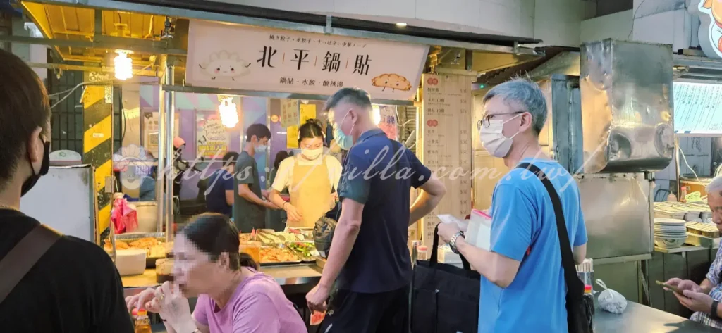基隆廟口夜市_北平鍋貼以薄皮大餡聞名,是基隆夜市的人氣美食