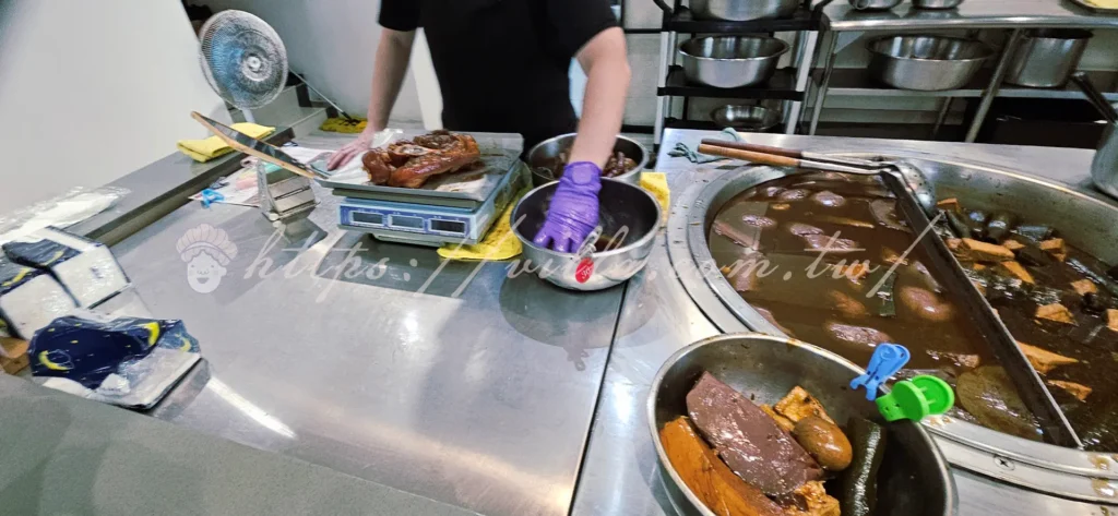 礁溪三民大飯店_選好滷味會秤重告知價格