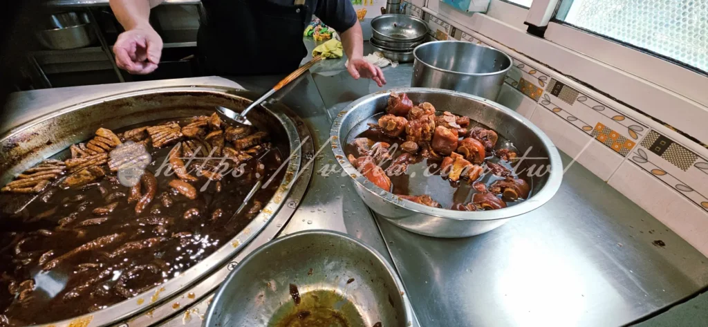 礁溪三民大飯店_鍋裡的滷汁滷到顏色深又亮