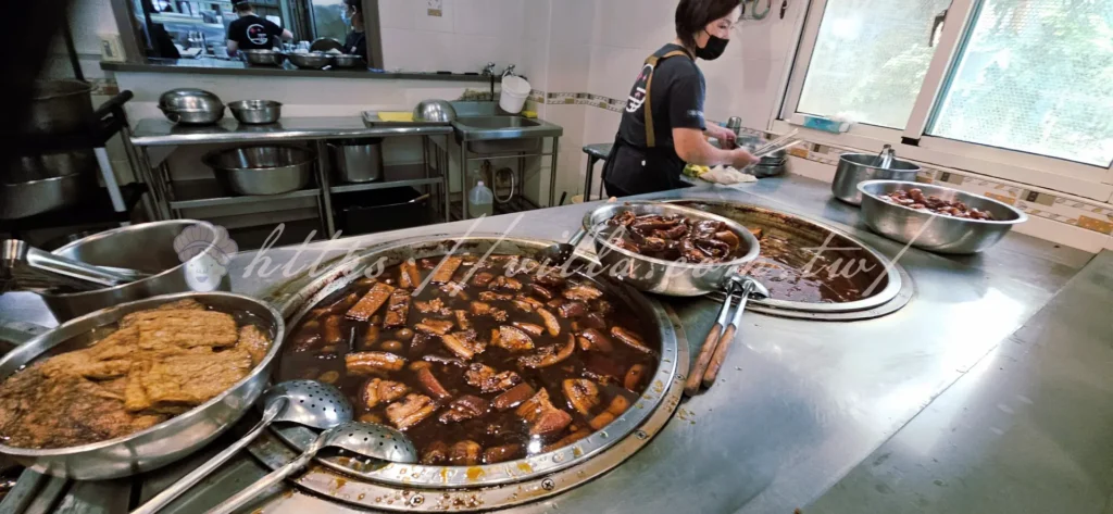 礁溪三民大飯店_鍋裡的滷汁滷到顏色深又亮