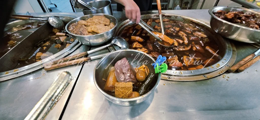 礁溪三民大飯店_鍋裡的滷汁滷到顏色深又亮