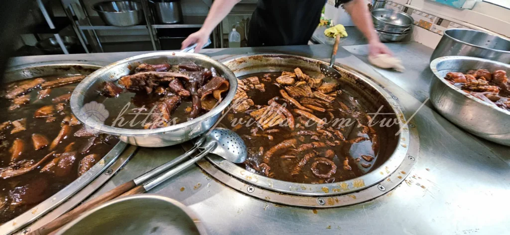 礁溪三民大飯店_鍋裡的滷汁滷到顏色深又亮