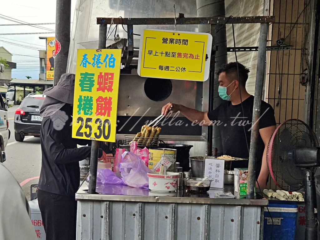 宜蘭礁溪春捲伯_老闆熟練地炸著春捲和蝦餅