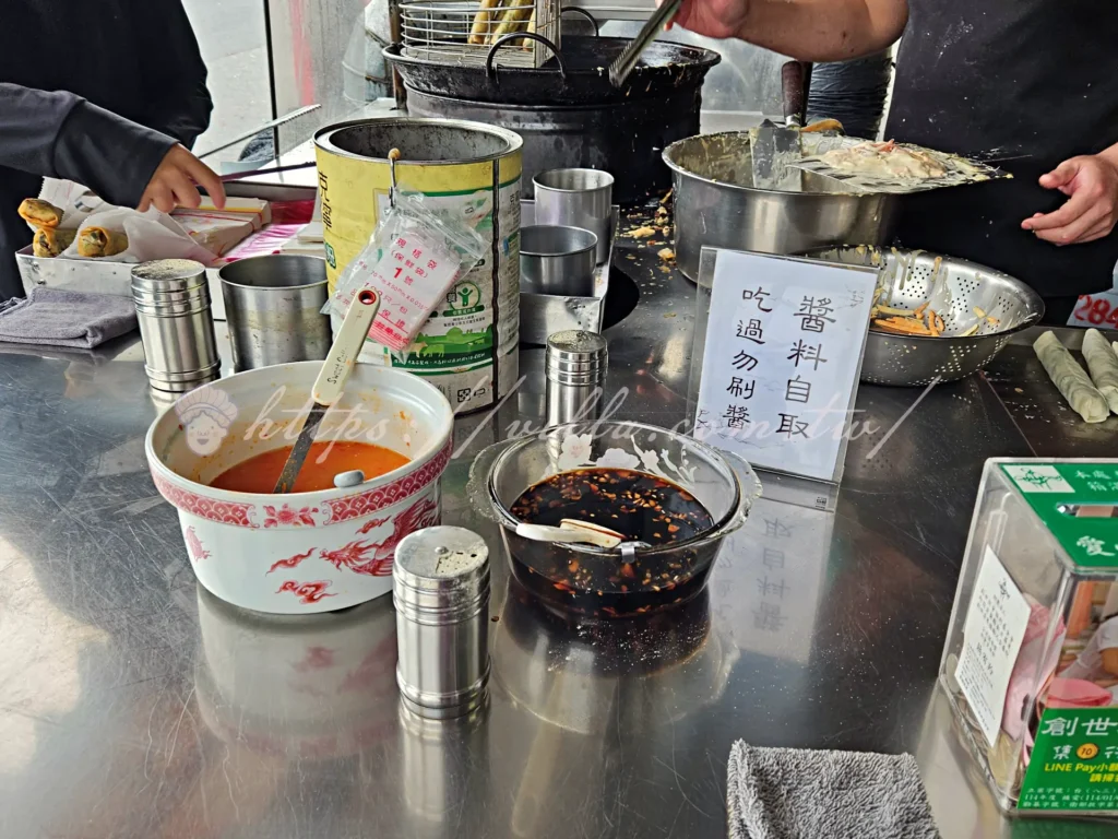 宜蘭礁溪春捲伯_爐邊的炸料台