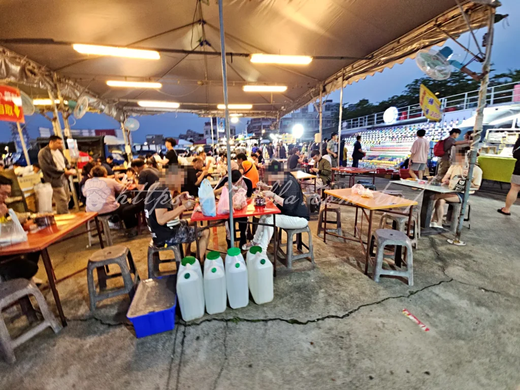苗栗英才夜市__有座位區的攤位