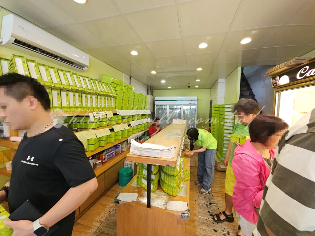 米琪淋乳凍蛋糕_小小的店內人潮很多