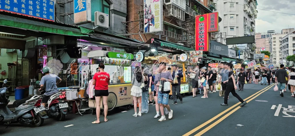 樂華夜市假日的下午人潮不斷