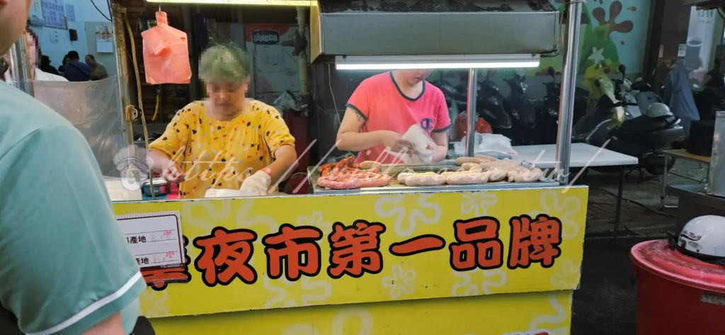 【米腸包香腸】米腸Q彈黏糯,香腸油香四溢,咬下滿口古早味,鹹香交織,簡單卻滿足。