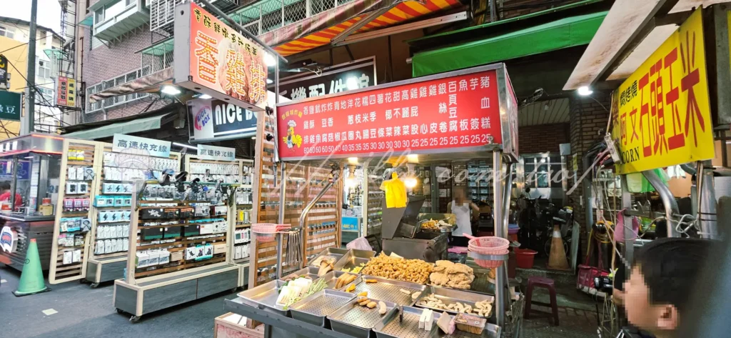 說到新北人氣最高的夜市之一,「樂華夜市」絕對榜上有名。不管是台北在地人、永和居民,甚至外縣市的遊客,都會為了那口記憶中的香味專程來一趟。
