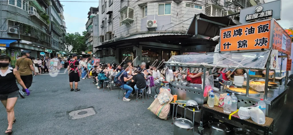 部分攤商會在傍晚5點前後開始營業,晚上6:30~10:00是最熱鬧時段,人潮真的很多喔!!!!