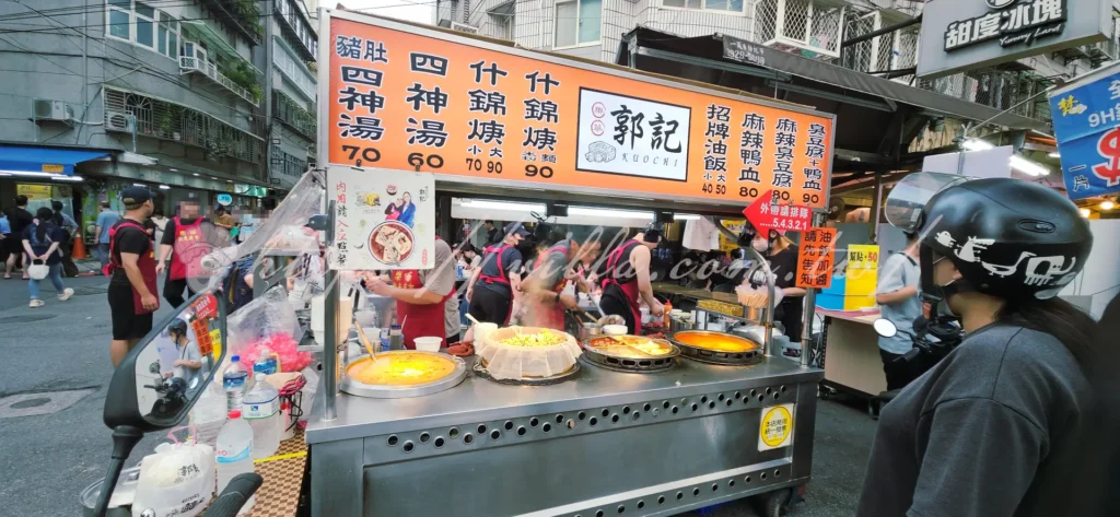 【郭記麻辣臭豆腐】辣度溫和卻餘韻悠長,內裡柔嫩多汁,麻辣醬汁滲入豆腐,香氣撲鼻。