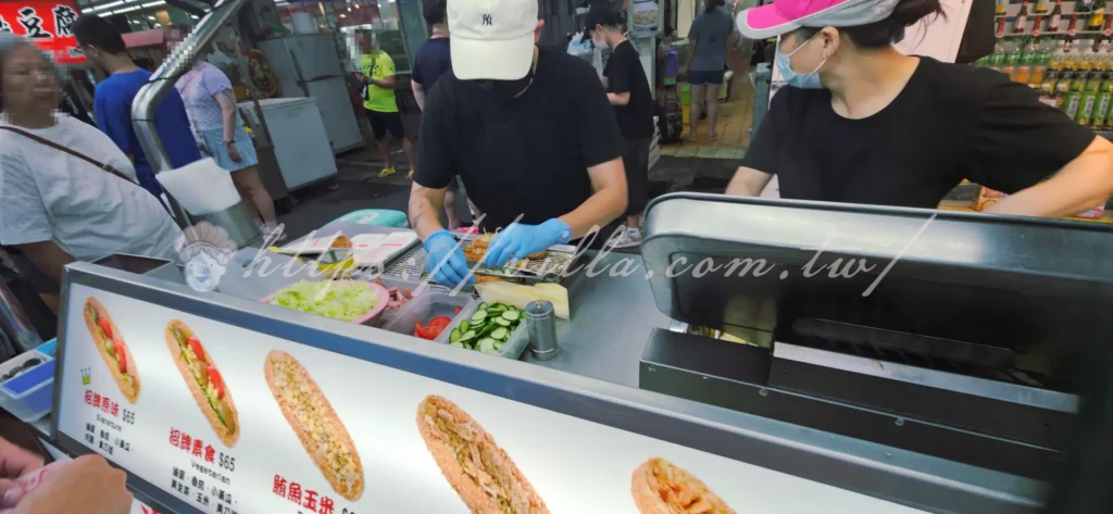 【樂華夜市營養三明治】麵包炸得酥脆,內裡軟Q,夾濃郁沙拉醬、火腿與脆生菜,鹹香微甜,口感超讚。