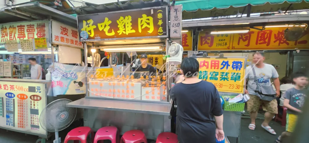 【好吃雞肉】雞肉軟嫩帶點彈性,吃得到自然膠質感,肉質不柴有層次,配上油蔥或醬油鹹香更加下飯