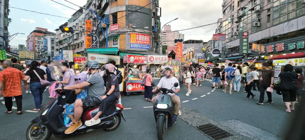 如果你在意「樂華夜市好停車嗎」,建議平日傍晚前抵達較不會塞車,或是直接騎車最方便。