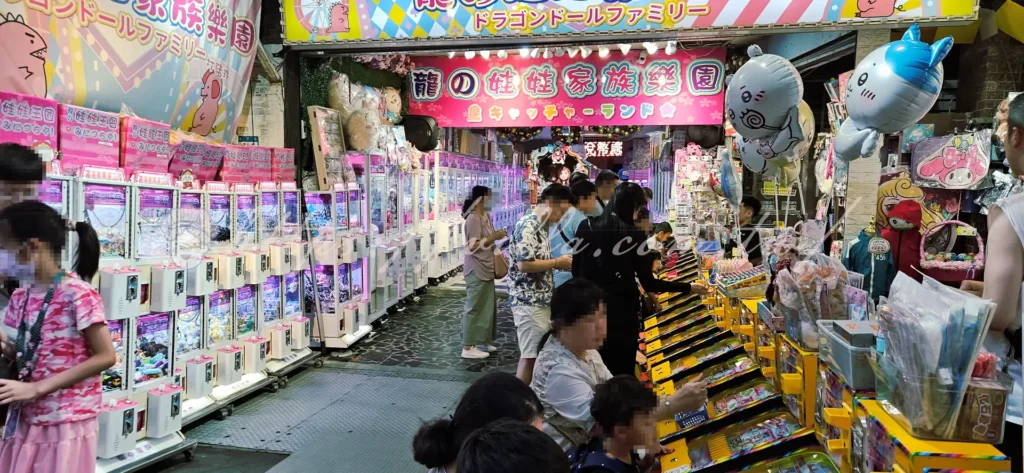 夾娃娃機與彈珠台並排擺設,吸引小孩與父母一同玩樂還可以順便休息吹一下冷氣。