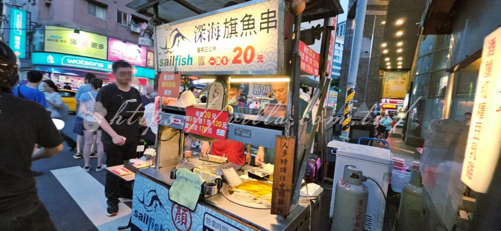 【顏記深海旗魚串】旗魚肉質彈牙鮮嫩,燒烤後散發炭香,表面微焦,咬下滿口海味,令人欲罷不能。