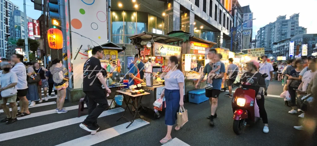 顏記旗魚串這種超人氣攤位,每到晚上就排到不見尾巴。