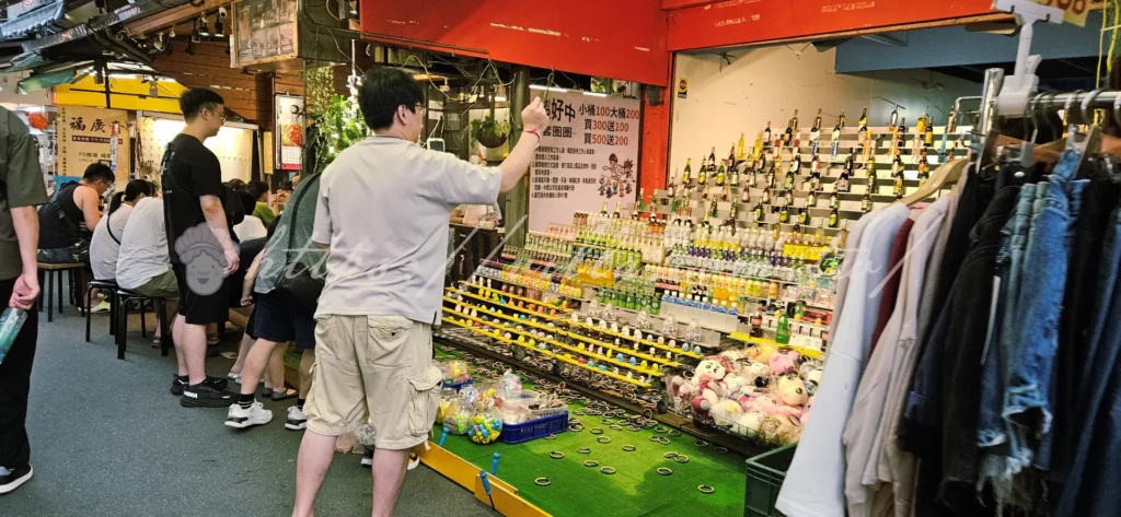 另一邊的套圈圈也超人氣,看起來簡單但其實很考驗技巧和運氣,看別人套中獎會忍不住想試一下捏。