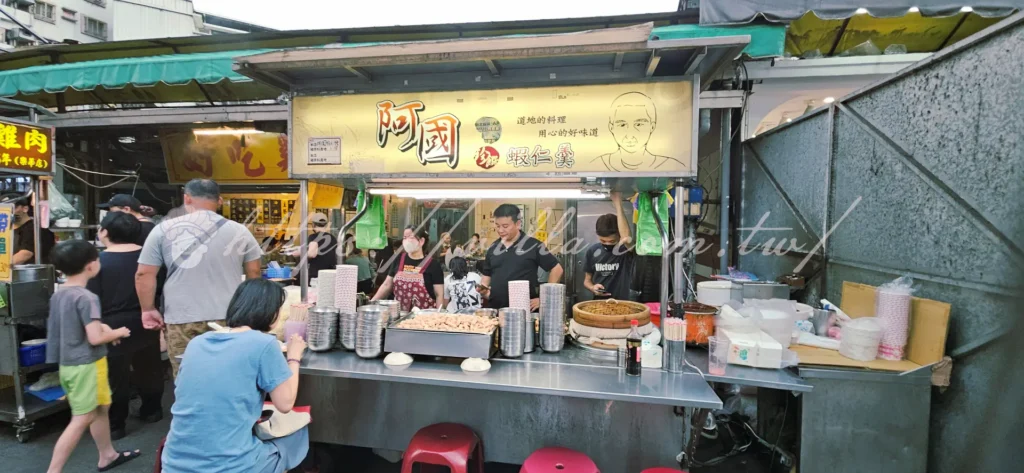 【阿國蝦仁羹】蝦仁彈牙鮮甜,羹湯滑順黏稠,入口溫潤,帶著淡淡海鮮香氣,溫暖又滿足。