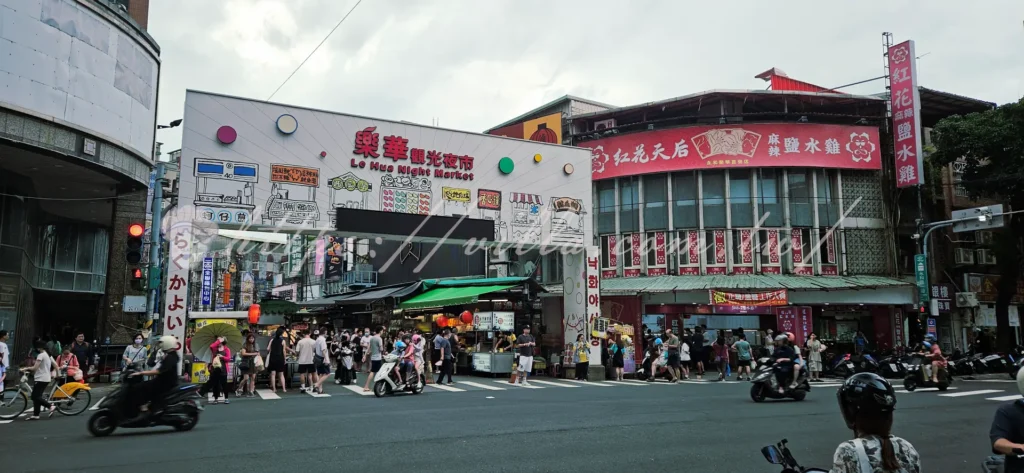 說到新北人氣最高的夜市之一,「樂華夜市」絕對榜上有名。不管是台北在地人、永和居民,甚至外縣市的遊客,都會為了那口記憶中的香味專程來一趟。
