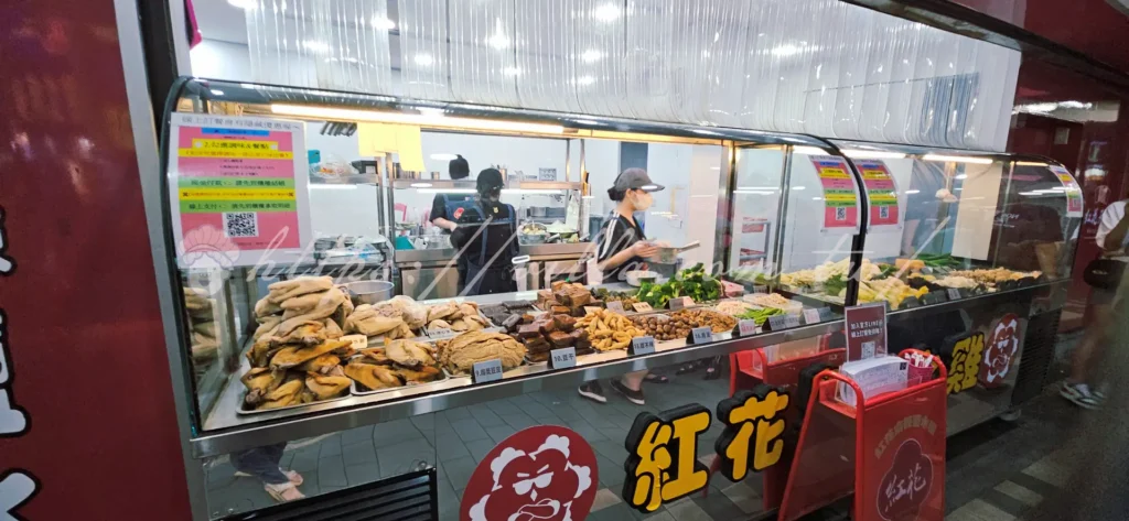 【紅花麻辣鹽水雞】雞肉軟嫩入味,麻辣醬料辛香濃郁,搭配脆爽小黃瓜,辣中帶鮮,令人停不了口。