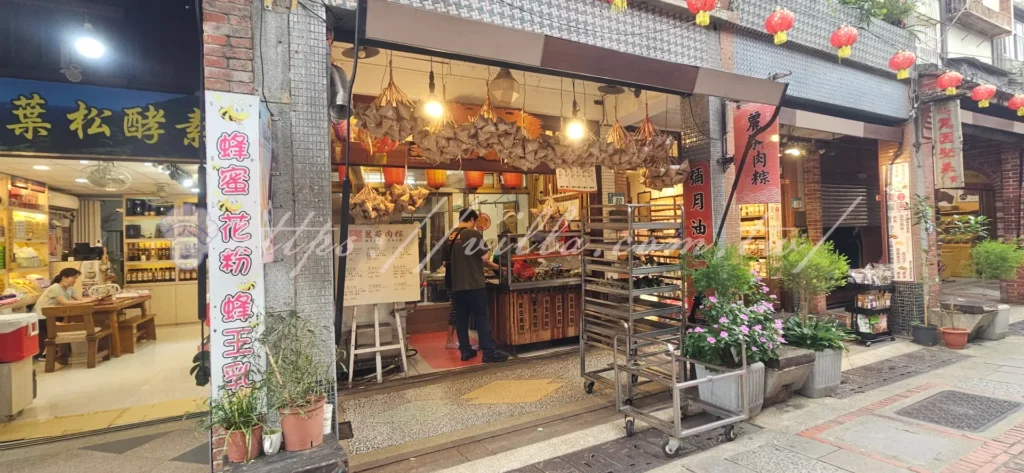 麗芬肉粽販售北部粽、豆沙粽與客家粿,內餡飽滿、米香濃郁,是在地人推薦的傳統點心與伴手禮。