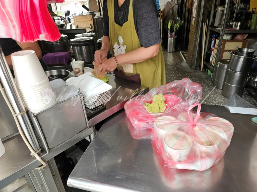 三重稅捐處豆花(無名豆花小站)大家都是好幾杯的外帶