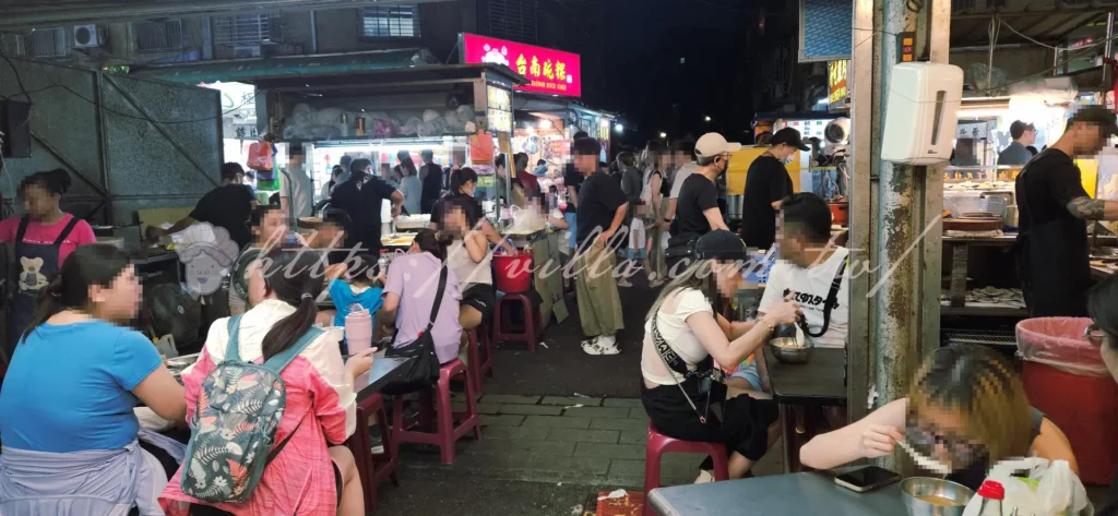 走進阿國蝦仁羹,攤位設有簡單的用餐座位區,桌數不多但翻桌率高,與隔壁「好吃雞肉」共用內用座位區,空間不大但整潔度維持尚可,工作人員動作俐落,即便人多也能快速出餐。